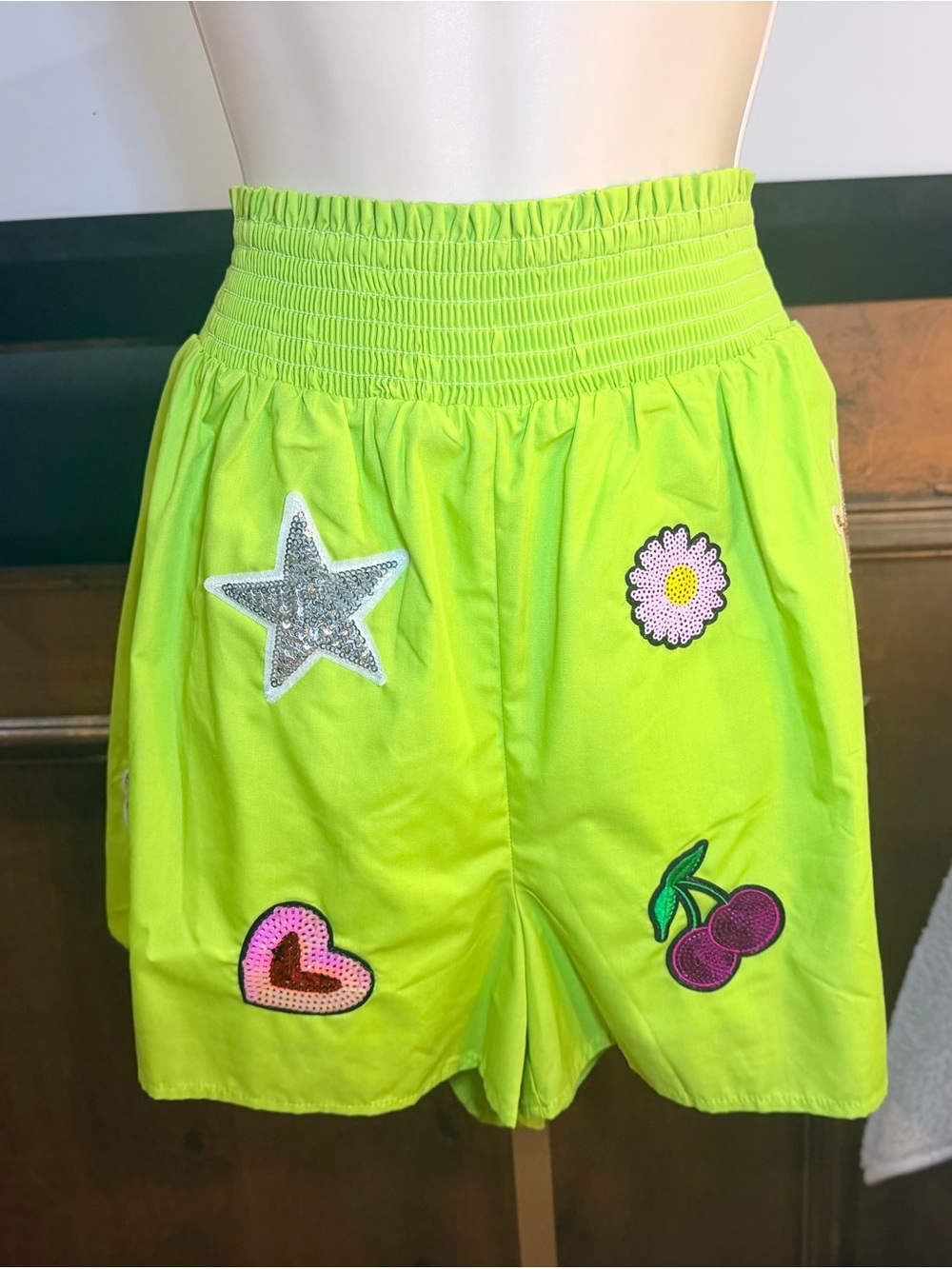 NWT SIZE L entro Neon Lime Decorative Patch Shorts